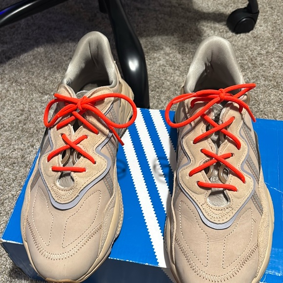 Barely used adidas ozweego - Picture 2 of 14